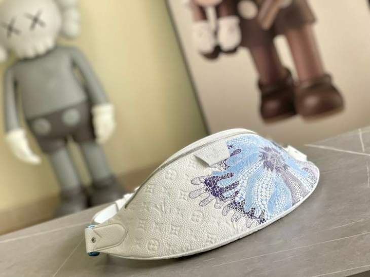 Picture of Louis Vuitton Mens Bags _SKUfw136585981fw